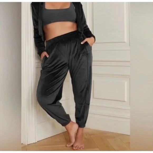 SKIMS Black Velour Jogger Pants - Picture 3 of 4